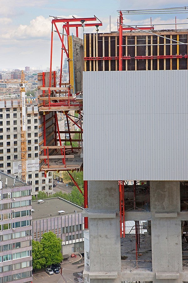 Опалубка внутренних и наружных стен подвешена на G-консоли системы RCS и поднимается на следующий этаж при помощи гидравлики. При этом внутренняя и наружная опалубка отводится для очистки и работ по армированию.