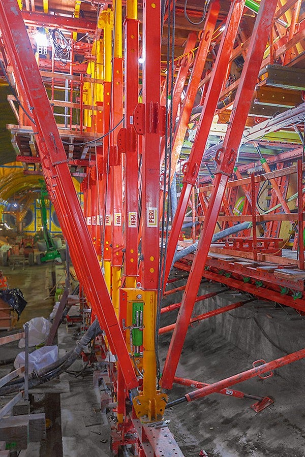 Muutunud ristlõikele kohandumine läks kiiresti ja nõudis ainult mõned sammud, et teleskoopilised postid õige pikkuseni reguleerida. <br/>(Foto: PERI GmbH)<br/>