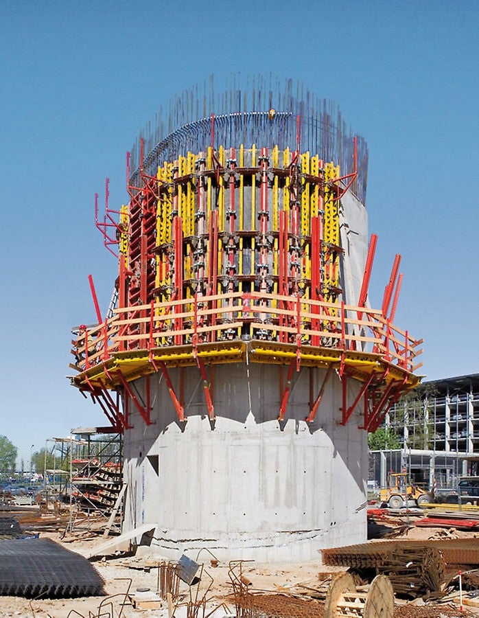 Установленная на консольно-переставные леса система RUNDFLEX используется при строительстве опор моста.