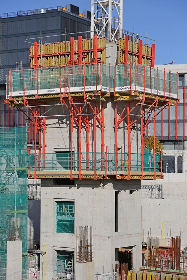 Ajuste continuo a través de los orificios alargados en las correas y acoplamientos con conexiones de panel enrasadas, alineadas y apretadas.