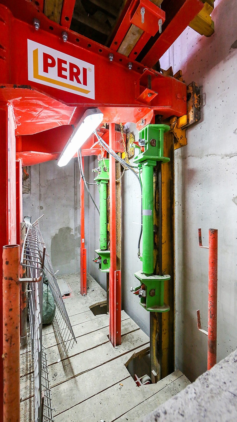 System PERI ASC wspina się hydraulicznie wciągając ze sobą deskowania na kolejny etap. Obsługa jest intuicyjna i prosta.