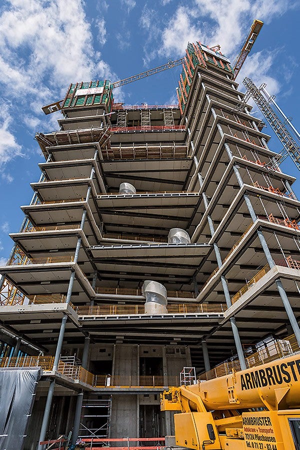 Der PROKIT Seitenschutz sicherte die Deckenkanten der fertiggestellten Rohbaugeschosse.