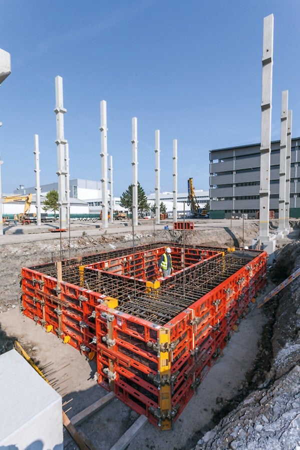 Kompaktné stenové debnenie s rôznorodým použitím pre pozemné a inžinierske stavby