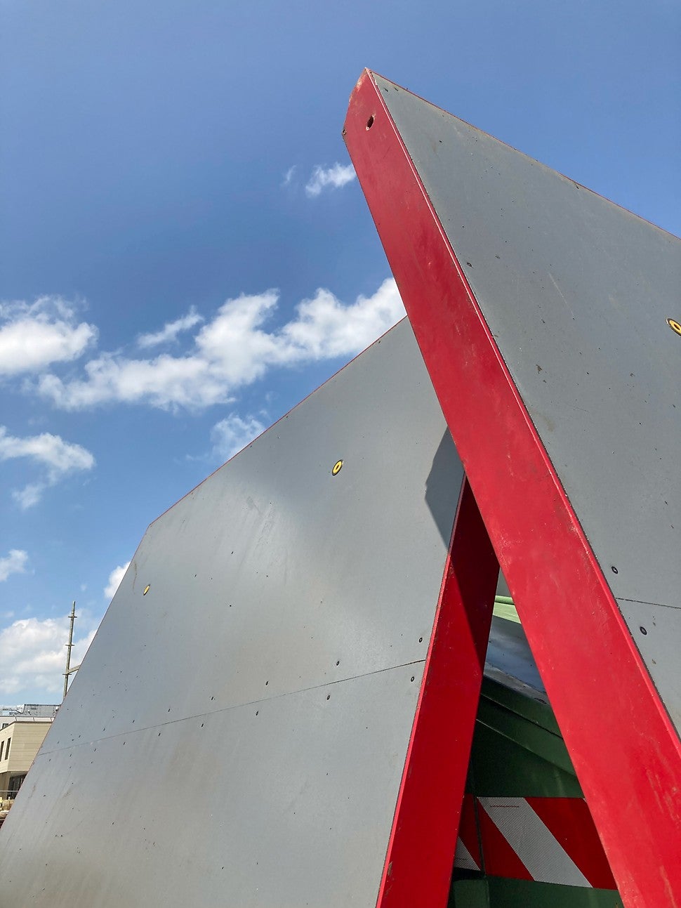 ROBU B combina i vantaggi di un pannello di rivestimento in legno con quelli di un pannello in polipropilene: l&#039;anima è in betulla, mentre il lato a contatto del calcestruzzo è costituito da uno strato di polipropilene robusto e ottimizzato per il cantiere. Per il fissaggio dei chiodi, il lato interno in legno offre la nota stabilità.