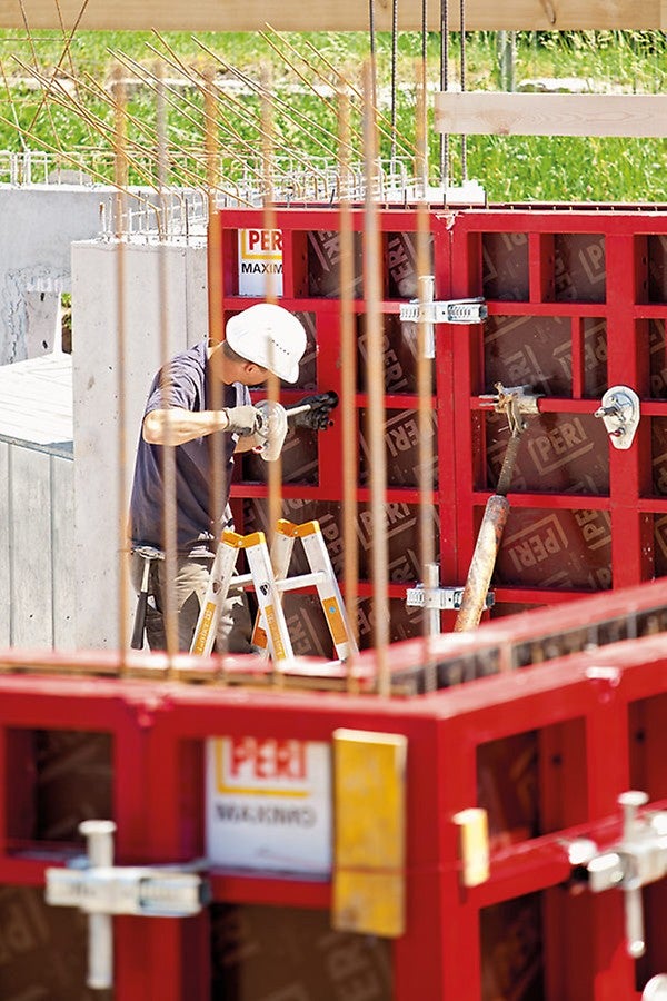 Durch den Wegfall der Hüllrohre werden weniger Teile benötigt. Fundamente, Brüstungen und Unterzüge müssen durch die mittige Ankerstelle nicht mehr im unteren, häufig stark bewehrten Bereich geankert werden.
