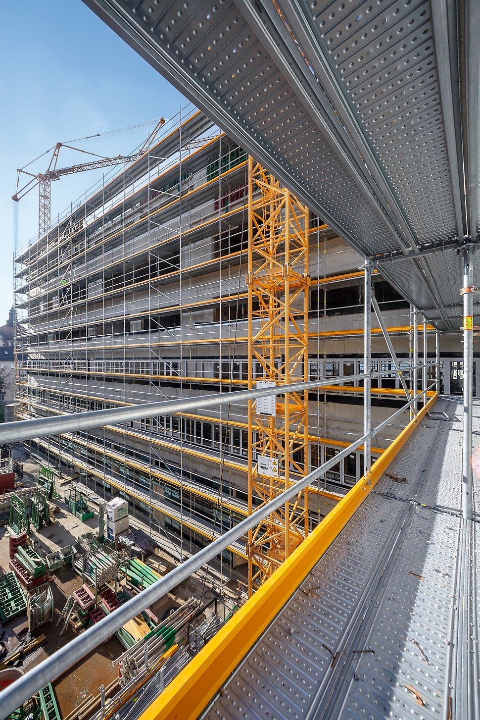 Durch die spezielle Bauteillogik des Easy Stiels als Bestandteil des PERI UP Gerüstbaukastens gibt PERI seinen Kunden die Möglichkeit, mit nur einem System zu arbeiten und auch Fassaden mit Sti(e)l einzurüsten.