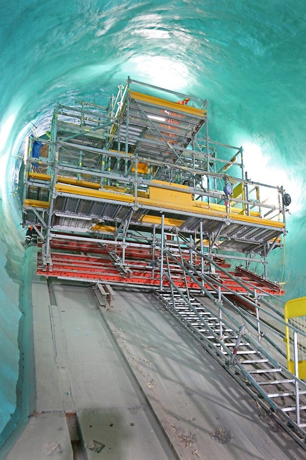 Las unidades de encofrado elevadas compuestas por componentes del sistema del kit de construcción de ingeniería VARIOKIT soportan un andamio portante PERI UP. Los husillos de alta resistencia permiten una adaptación óptima a las áreas de contacto inclinadas.