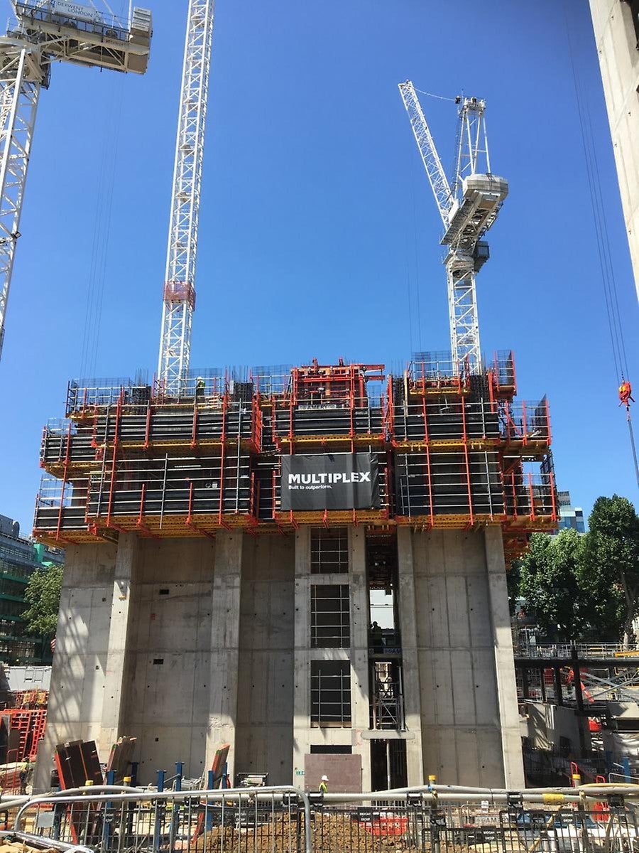 The climbing shoe can be attached to the walls as well as slab edges.