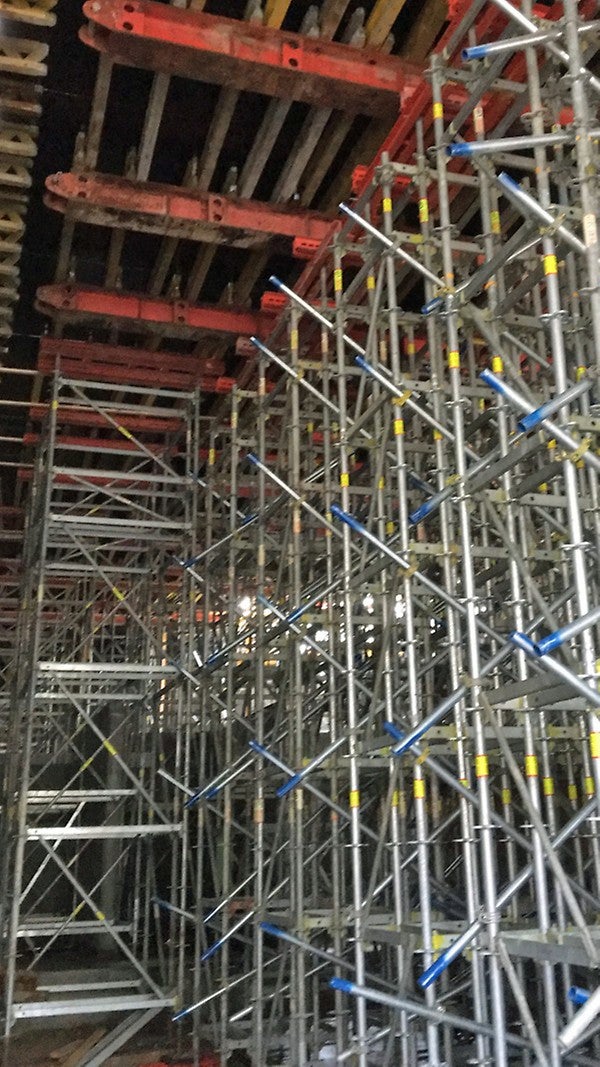 PERI UP understøtningstårne med udkragede HDT bjælker