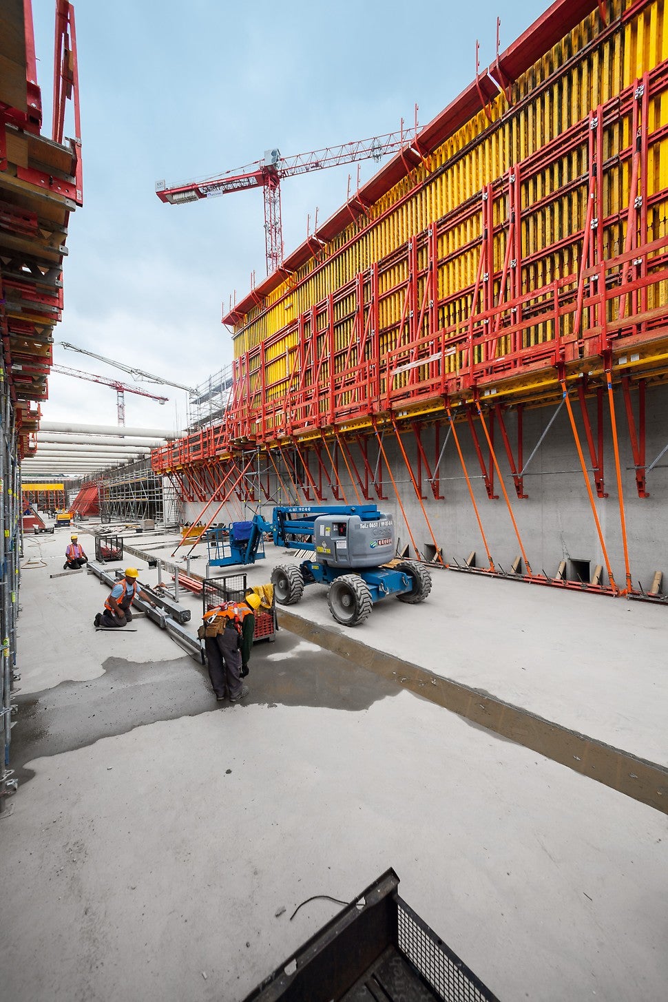 Sowohl für den Anfangstakt, als auch für nachfolgende Regeltakte kann ein und dieselbe Schalung inklusive Konsolbauteile verwendet werden<br/>