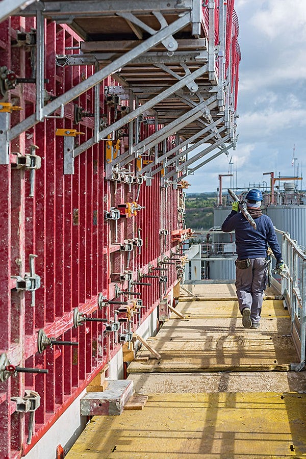 Das Konsolensystem MXK war fester Bestandteil der Wandschalungslösung: einmalig am Boden vormontiert, verblieben die Arbeitsbühnen inklusive Gerüstbelag und Seitenschutz an der Schalung – zur Bildung großflächiger Umsetzeinheiten.