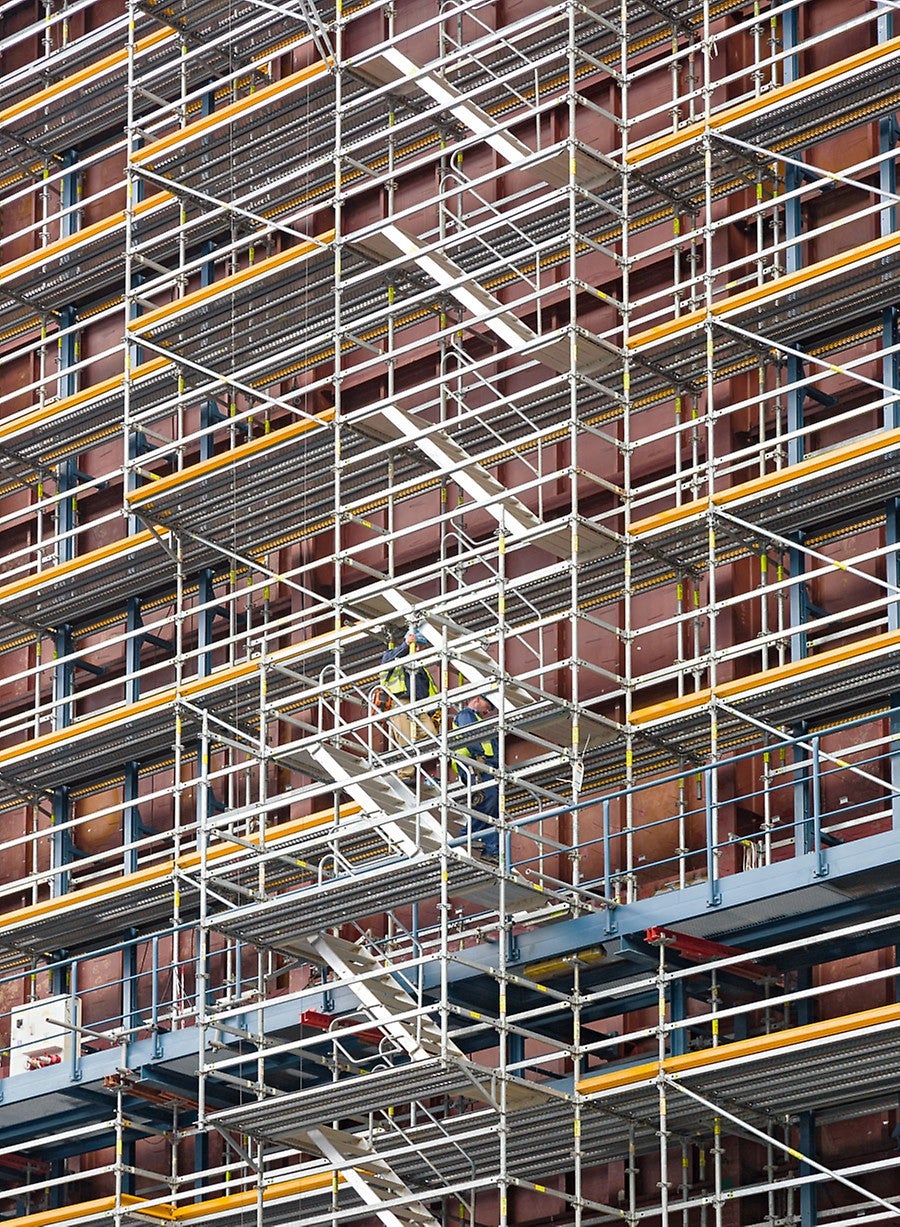 The scaffolding planning and assembly took into account the existing steel structure – allowing maximum adjustment to suit the structural circumstances.