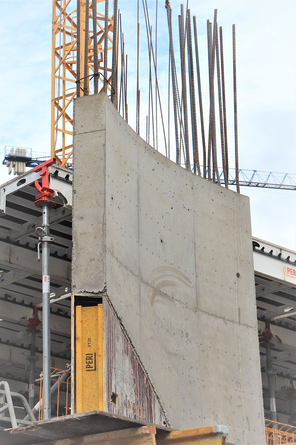 Специфичното при тези стени е, че в основата са тесни, а във височина стават по-широки, като в същото време са дъгообразни