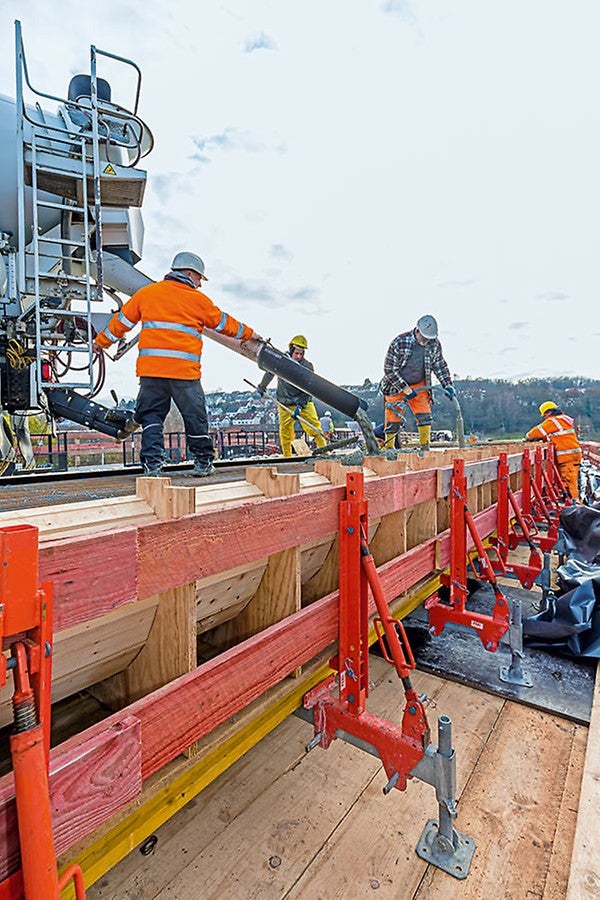 Der durchdringungslose Bühnenbelag der VGK Gesimskappenlösung sorgte für ausreichenden Schutz für die querende Schifffahrt, die separate Schalungseinheit ließ sich stufenlos an die geforderte Kappengeometrie anpassen.