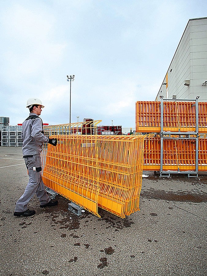 The Pallet EP 110 for transporting the side mesh barriers features a removable frame and provides space for 25 barriers. It allows safe and space-optimized transport, and is stackable.