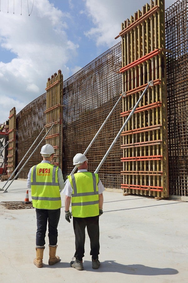 through the variable arrangement of formwork girders and walers.