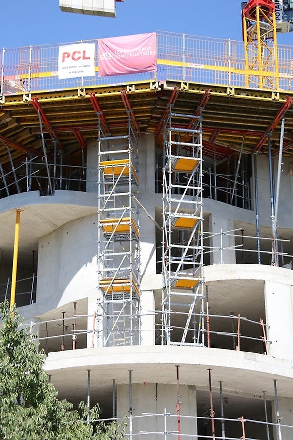 Etaiement grande hauteur PERI UP pour la gestion des porte-à-faux