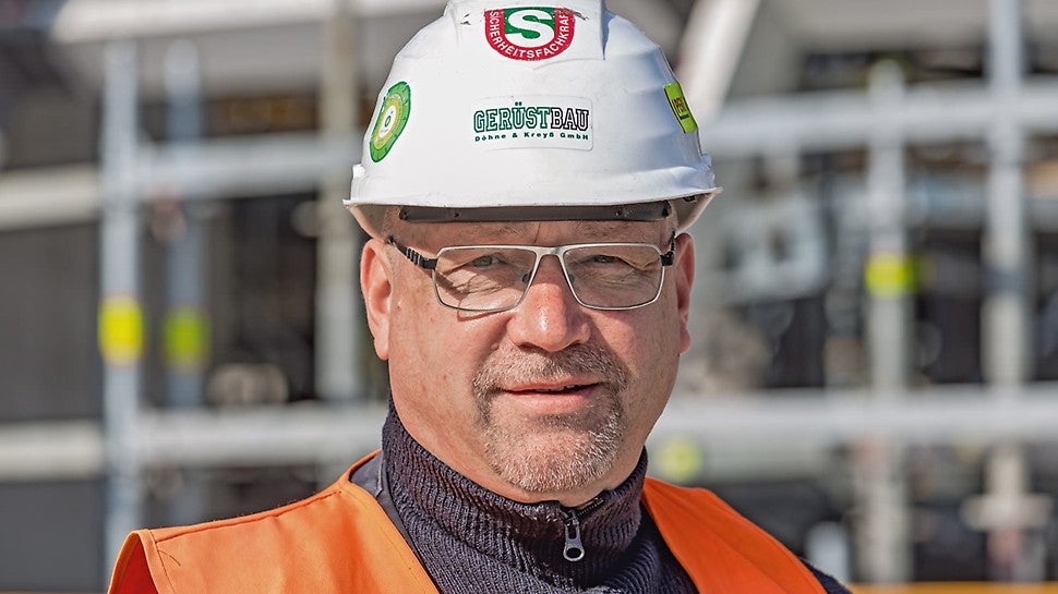 Mit PERI UP sind wir äußerst flexibel, da wir das System in allen Bereichen einsetzen können: vom Traggerüst über Sondergerüste bis hin zum Fassadengerüst. Zudem benötigen wir dank der räumlichen Anpassungsfähigkeit weniger Holzabdeckungen – das spart Aufwand und wir können bessere Qualität sowie höhere Sicherheit abliefern.