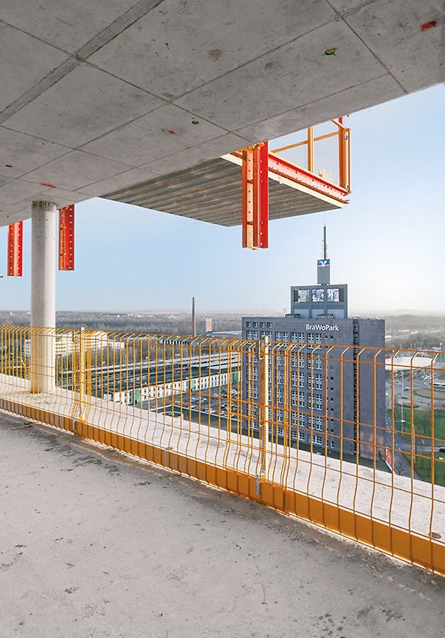 Der PROKIT Seitenschutz und die MP Ausfahrbühne ergänzten das PERI Schalungs- und Sicherheitskonzept.