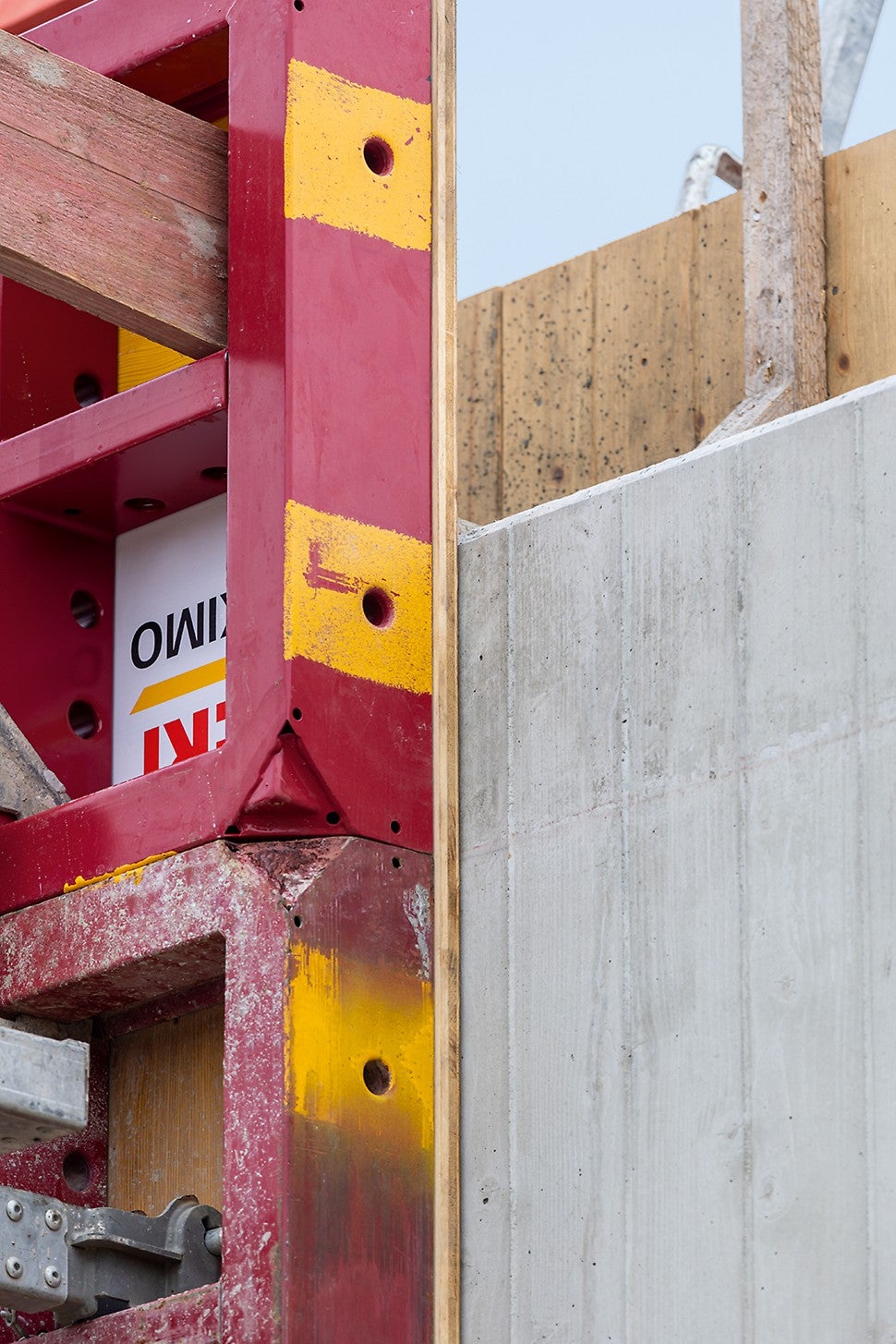 Die MAXIMO Struktur Rahmenschalung mit aufgesetzter 3S-Schalungsplatte und V-förmigen Einfräsungen ergibt die geforderte Betonoptik.