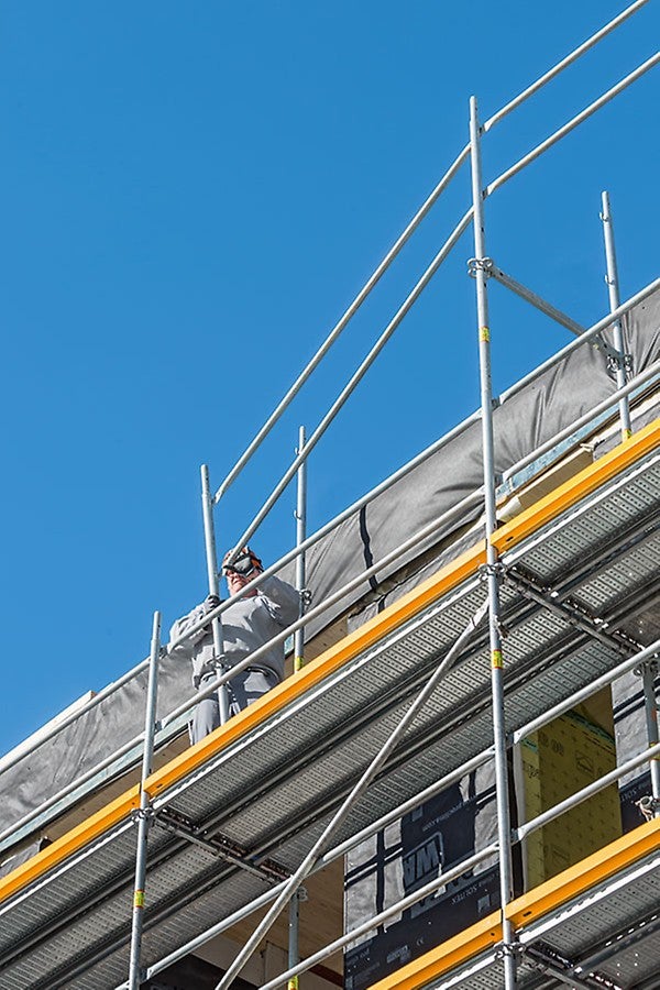 Für die Montage des Grundaufbaus ist keine persönliche Schutzausrüstung gegen Absturz erforderlich.