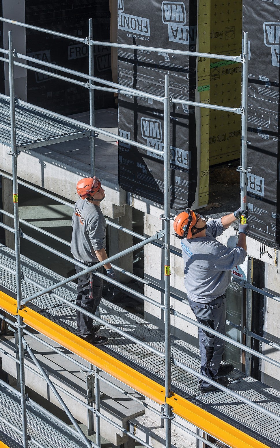 Auch das Innengeländer lässt sich mit dem Easy Stiel von unten vorlaufend montieren.