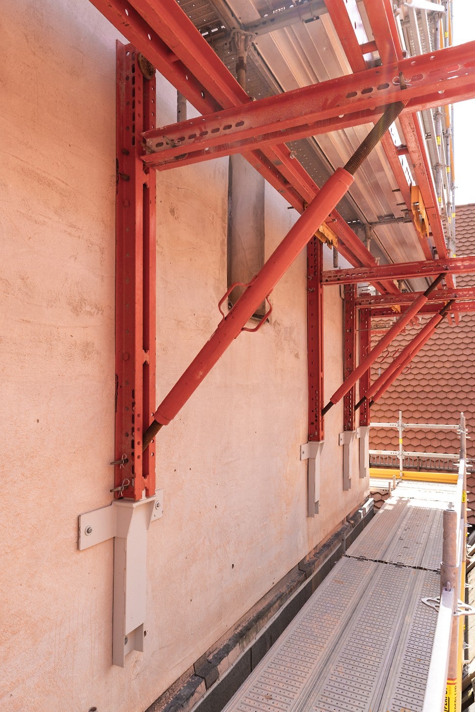 In Kombination mit speziellen, mittels Klebeanker befestigten Auflagerschuhen kann die VARIOKIT Konsolkonstruktion die hohen Lasten sicher in den Turm ableiten.