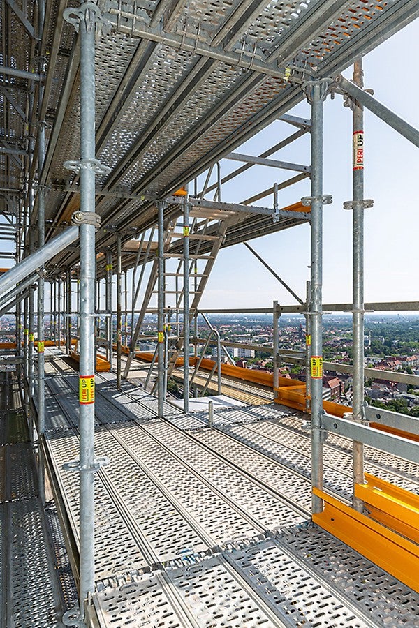 Das metrische 25-cm-Gerüstraster erlaubt flexible Anpassungen mit Systembauteilen – mit lückenlosen, stolperfreien Belagsebenen für die Gerüstnutzer.