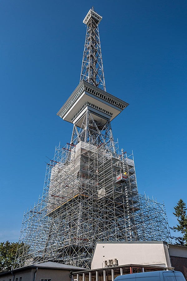Das freistehend montierte, anfangs 48 m hohe PERI UP Flex Arbeitsgerüst wurde im Zuge des Sanierungsfortschritts sukzessive rückgebaut.
