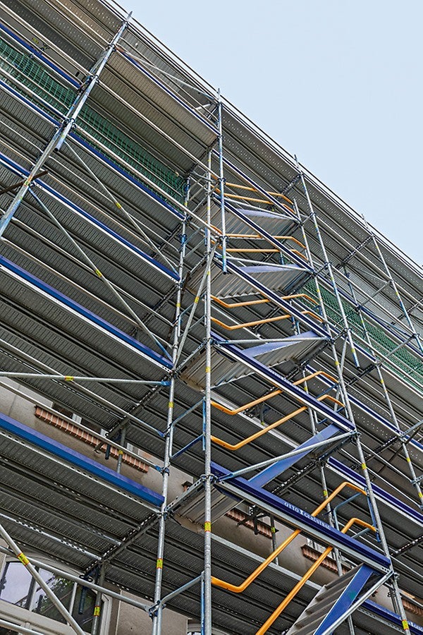 Der Gerüstknoten am PERI UP Fassadengerüst in Stielbauweise erlaubt geometrische Anpassungen mit Systembauteilen.