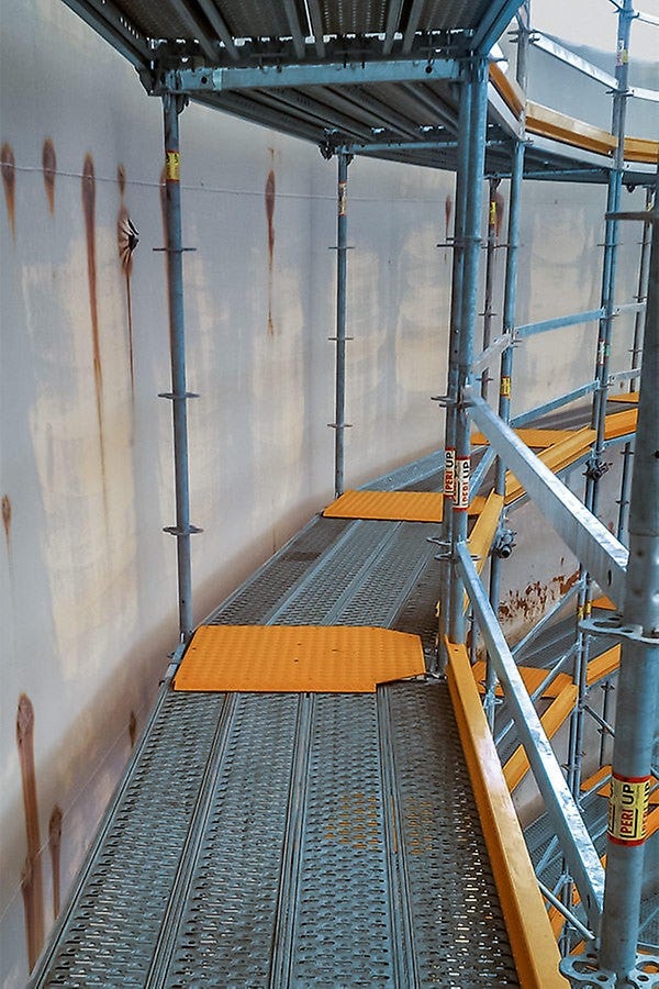 Lahendus eeldas 33 tellingu sektsiooni paigaldust mahuti ümber, mis oleksid suletud ringi moodustamiseks seestpoolt ohupiirete abil ühendatud. PERI UP Flex komponentide kasutus välistas ajakulukad tegevused ja tagas ohutuse üleminekukohtades. (Foto: PERI GmbH)<br/>