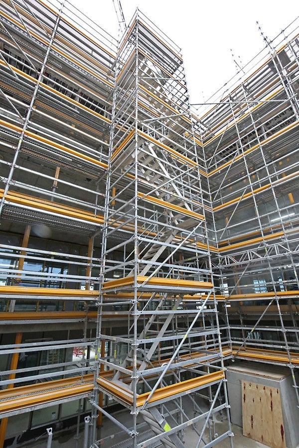 Flexible assembly through the 25 cm grid dimension, all bays can be completely closed even in the smallest of spaces.