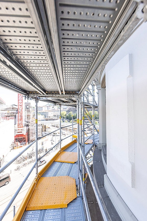 Easily recognisable yellow cover plates at the bends make it possible to walk without tripping. Internal and external guardrails mounted in advance protect users and scaffolders from fall hazards without the need for additional assembly work. 