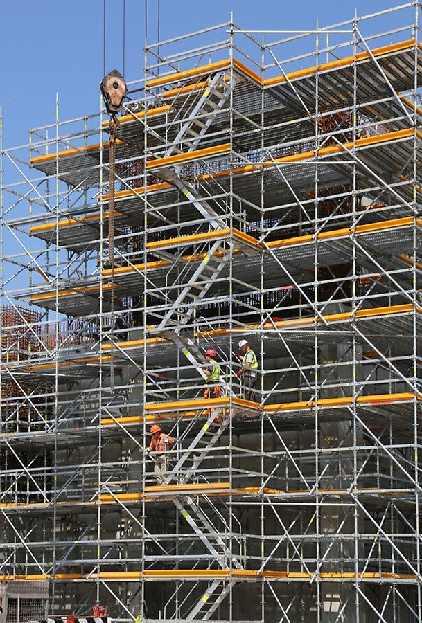 Rakennuksen kerroskorkeuksiin sovittaminen onnistuu ulokekonsoleille asennettujen matalampien portaiden kanssa, joissa nousukorkeus on 50 cm tai 100 cm ja pituus 1,50 m.<br/>