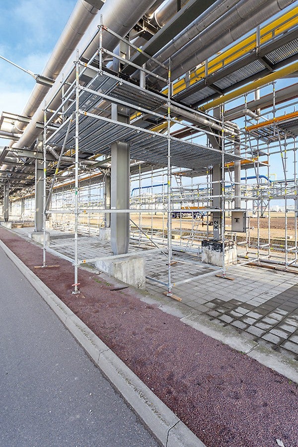 平台可完全被踏脚板覆盖，在贯穿的柱子周围由系统组件改装。