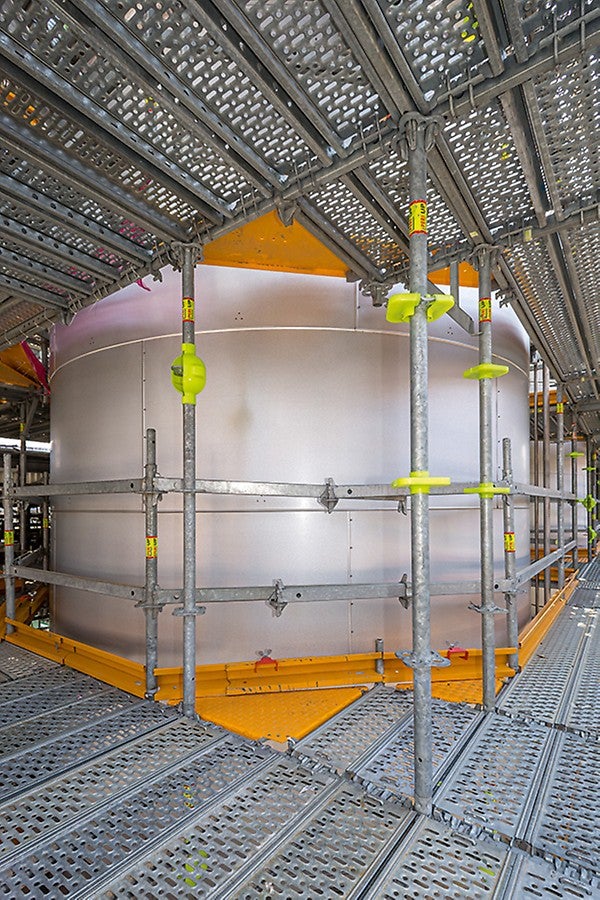 Formațiile de colț fără trecere și tranzițiile cu componentele sistemului PERI UP au asigurat utilizarea în siguranță a schelelor. Capacele de protecție în culoarea semnalului completează conceptul de siguranță. 