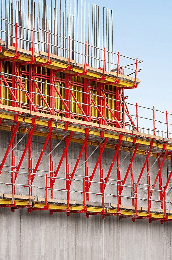 An essential element of the PERI solution is the new SCS climbing system – easy to handle and for transferring high loads.