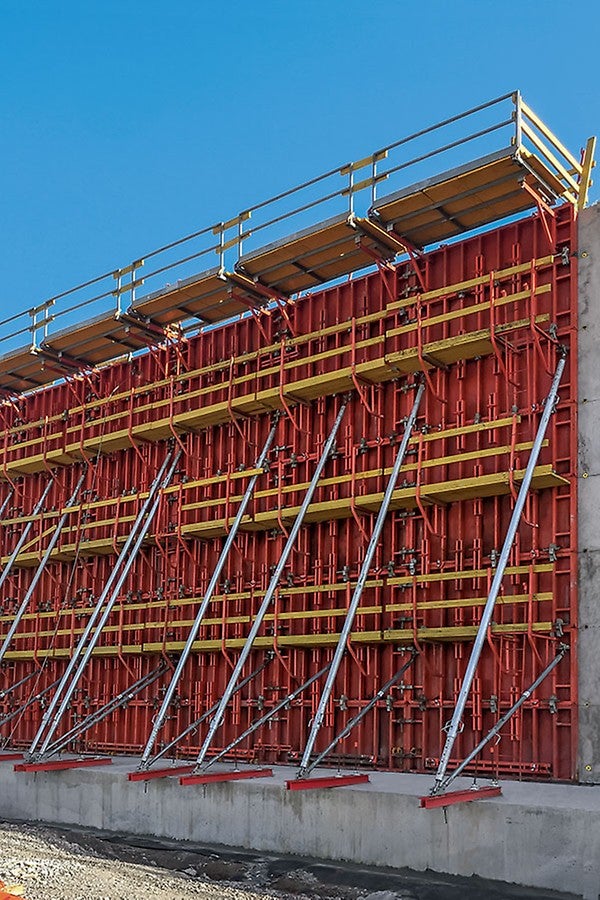 使用75平方米的大型TRIO模块，不仅能够经济、快速地浇筑储油罐的墙壁结构，而且还应用于油泵站和管道混凝土护壁的施工。