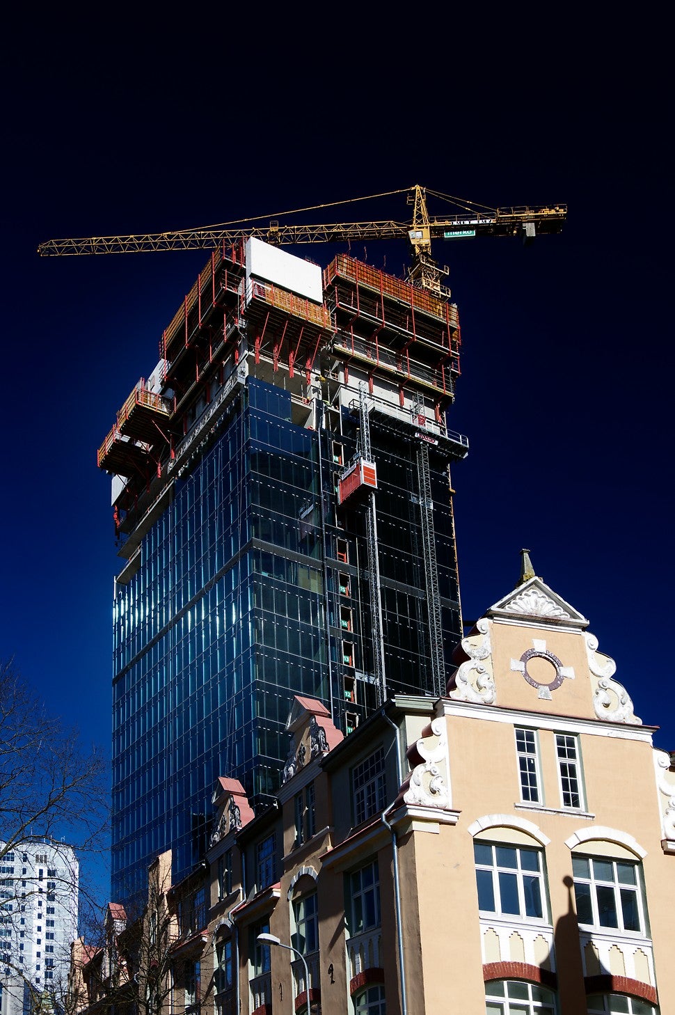 Kerkiv Maakri büroohoone – kümnendi esimene uus üle 100 meetri kõrgune, 30-korruseline hoone Tallinnas. Ehitaja Merko Ehitus Eesti AS. Objektil kasutatavad PERI põhisüsteemid on Maximo ja Skydeck raketis, tuulesein RCS-P ja roniraketis RCS-C, EP 200 piirded. (Foto: Raivo Tiikmaa/ Fotokoda OÜ)