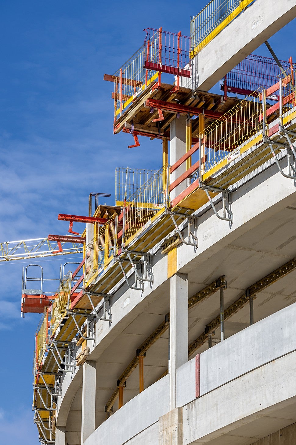 Sonder-Deckentische auf Basis der VARIODECK Stahlriegel-Deckentische dienten gleichermaßen als Arbeitsbühne und Auflagerkonstruktion für die runden Fertigteilbrüstungen. ASG Arbeitsbühnen und der PROKIT Seitenschutz sorgten für einen konsequent hohen Sicherheitsstandard.