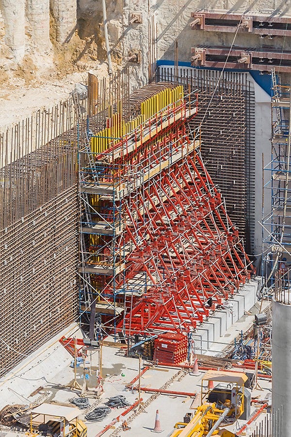 During the single-sided forming of the up to 9.50 m high walls with the VARIO Girder Wall Formwork, the fresh concrete pressure is reliably transferred to the sub-structure by means of SB Brace Frames.