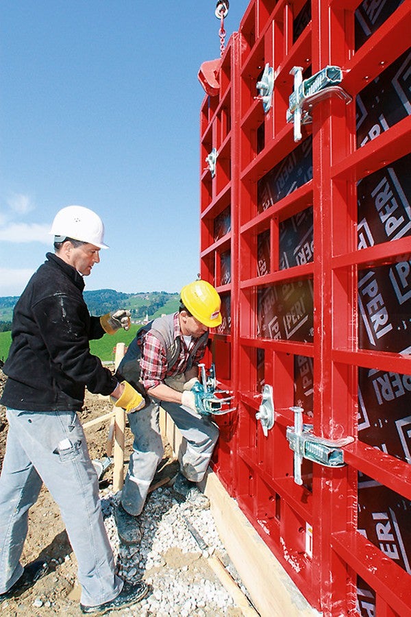 Der PERI Fachberater weist das Baustellenteam in die optimale Anwendung neuer Systeme ein.