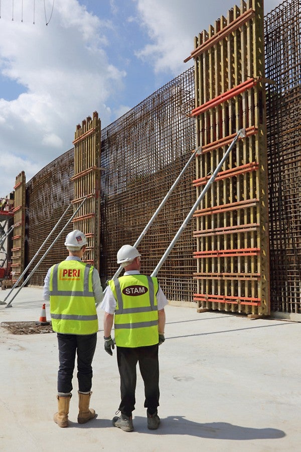 a través de la disposición variable de vigas y correas de encofrado.