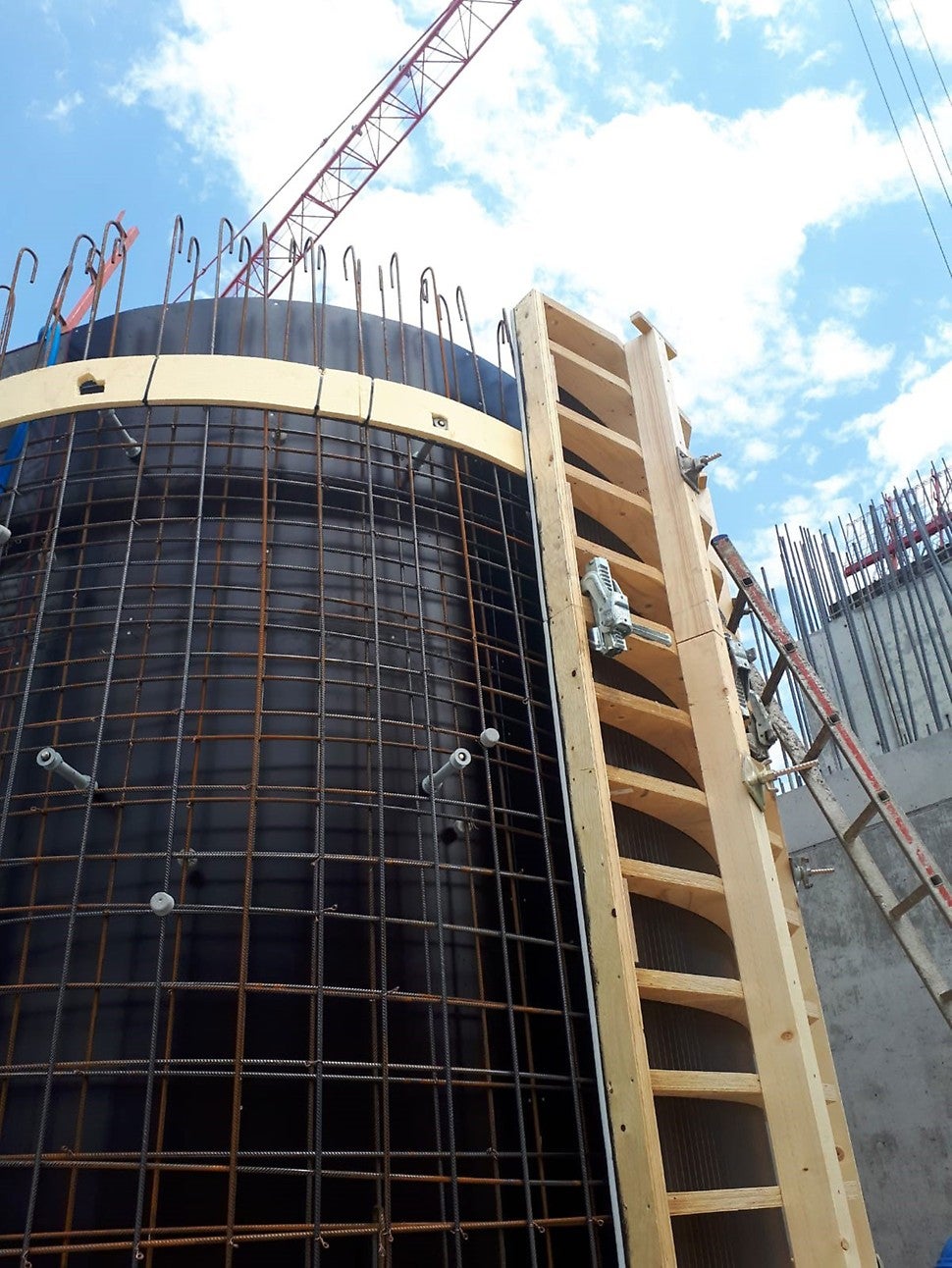 L&#039;atelier de charpente de PERI AG a fabriqué des éléments spéciaux en bois qui ont été recouverts de panneaux lisses FINPLY. Les éléments spéciaux ont pu être assemblés à l&#039;aide de la pince BFD.