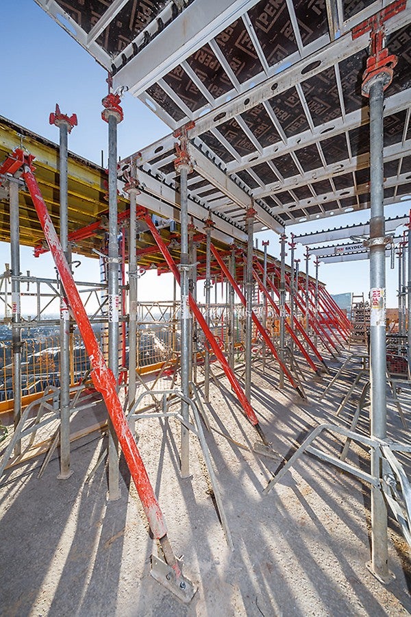Zum Schalen der Geschossdecken wurden die VARIODECK Randtische mit der SKYDECK Paneel-Deckenschalung kombiniert.