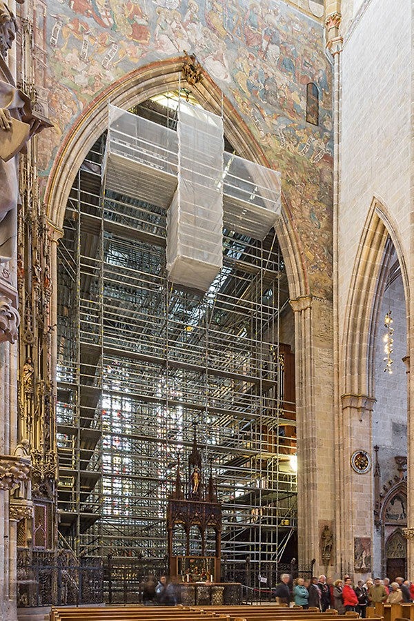 Der Chorraum des Ulmer Münsters ist 29 m lang, 15 m breit und 26 m hoch. Während der Sanierungsarbeiten ist er ein knappes Jahr lang für die Besucher nicht zugänglich.