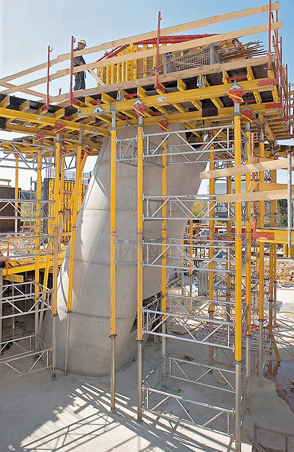 Arbeitsbühnen mit PERI Tischmodulen und MULTIPROP Türmen wuchsen mit dem Arbeitsfortschritt nach oben. Damit konnte in jeder Höhe exakt und sicher geschalt werden.