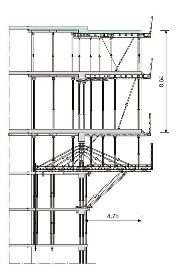 Die PERI Lösung für die auskragend herzustellenden Gebäudesegmente basierte auf VARIOKIT Tragwerkseinheiten, einer Druckabstützung mithilfe von MULTIPROP Alu-Stützen über alle Stockwerke hinweg sowie einer integrierten Zugabspannung im Gebäudeinnern in die drei darunterliegenden Geschossdecken.