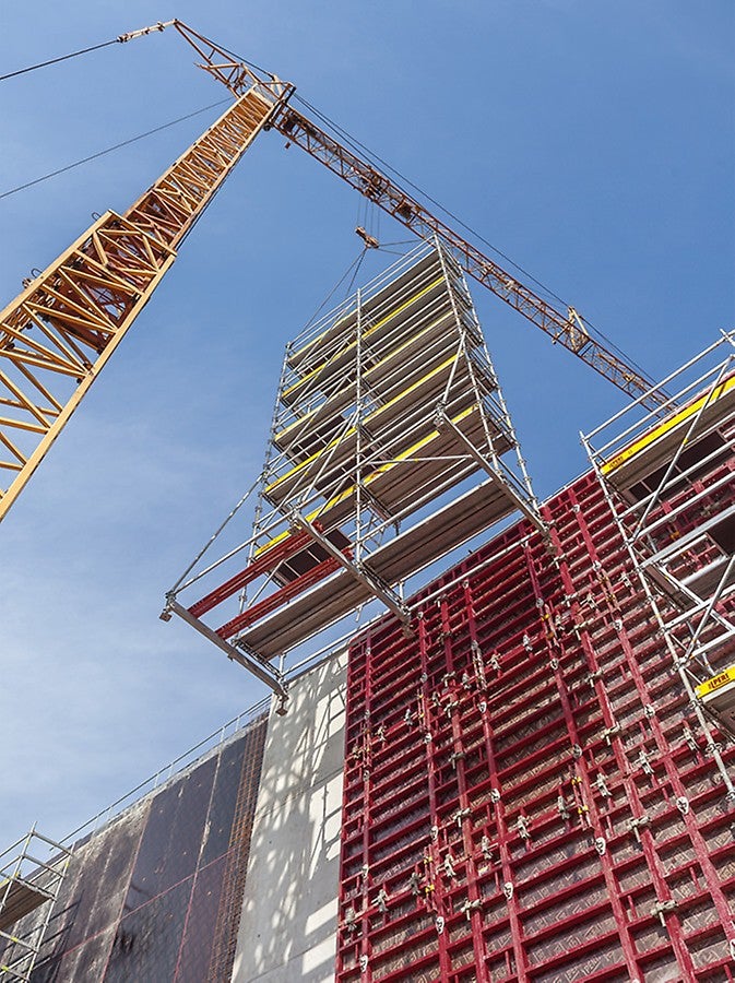 Kurze Kranspiele: Auch die über 10 m hohen PERI UP Bewehrungsgerüste waren als kranversetzbare Umsetzeinheiten ausgebildet.