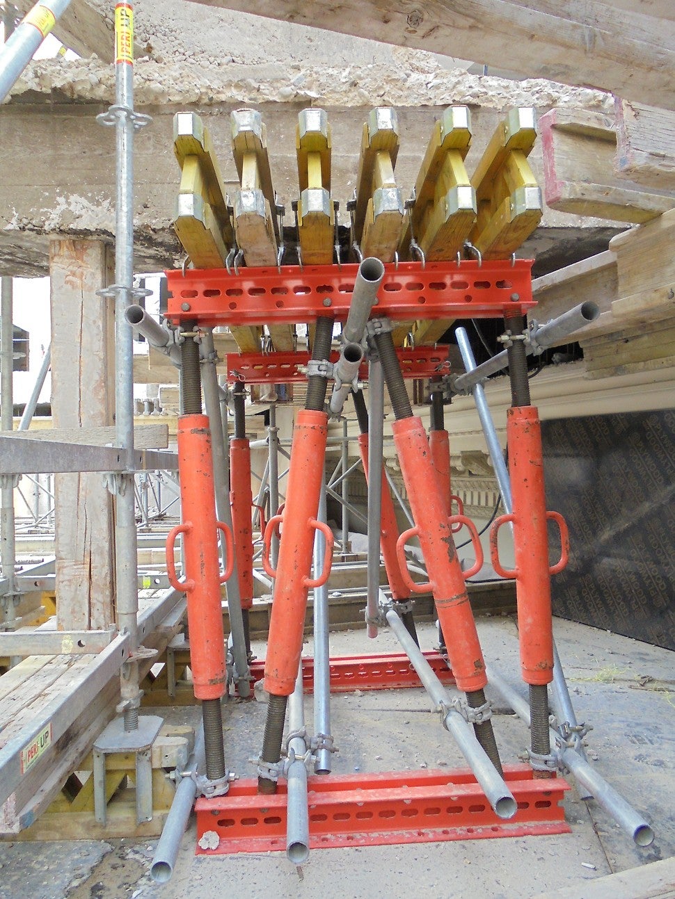 Подпиране на крайни зони на стоманобетоновите ферми със система VARIOKIT